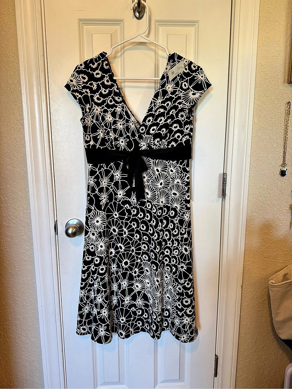 Y2K Maggy London Floral V-Neck Dress in Black & White Size 8 Like New